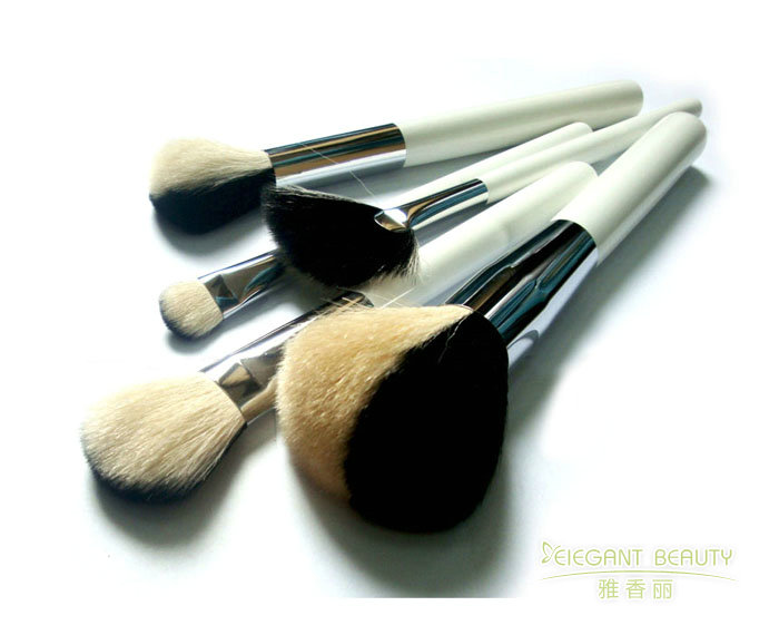 化妝刷的毛質(zhì)有哪些種類？各有什么優(yōu)缺點(diǎn)？